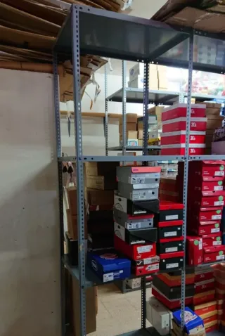 Estanterías metálicas de almacenamiento