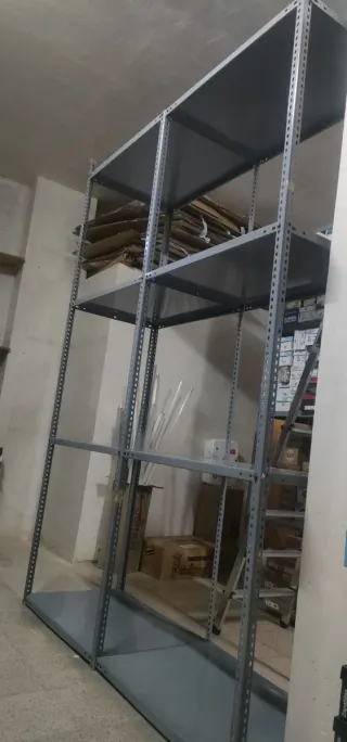 Estanterías metálicas de almacenamiento