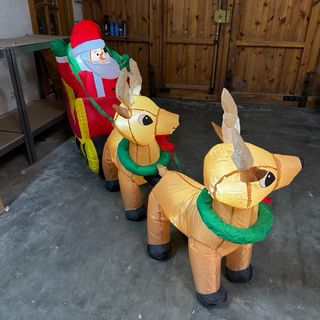 Papá Noel inflable HOMCOM con trineo