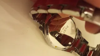 Reloj Parfois plateado y rojo coral