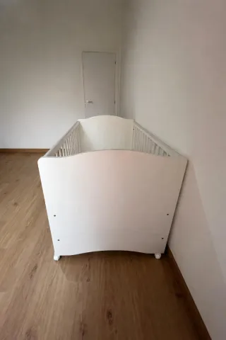 Cuna convertible en cama blanca