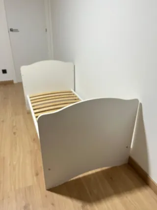 Cuna convertible en cama blanca