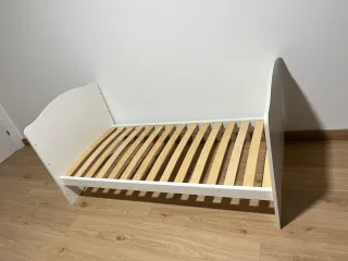 Cuna convertible en cama blanca