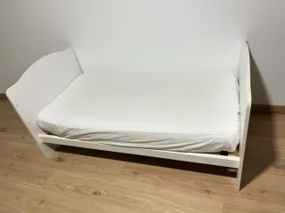 Cuna convertible en cama blanca