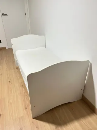 Cuna convertible en cama blanca