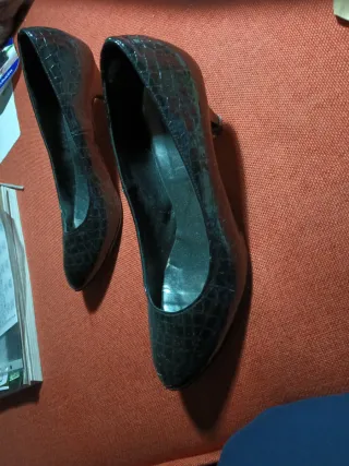 Scarpe décolleté nere effetto coccodrillo