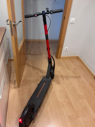 Patinete Eléctrico Seat Mi 65 con casco