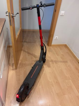 Patinete Eléctrico Seat Mi 65 con casco