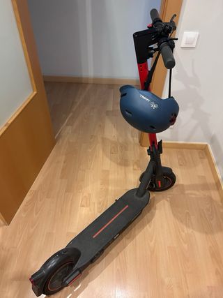 Patinete Eléctrico Seat Mi 65 con casco