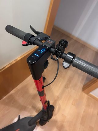 Patinete Eléctrico Seat Mi 65 con casco