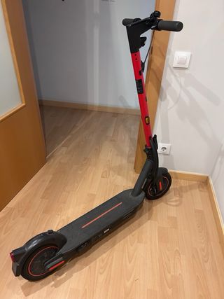 Patinete Eléctrico Seat Mi 65 con casco