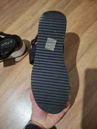 Sandalias de verano negras y doradas