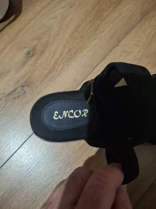 Sandalias de verano negras y doradas