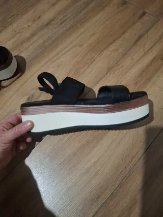 Sandalias de verano negras y doradas
