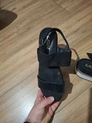 Sandalias de verano negras y doradas