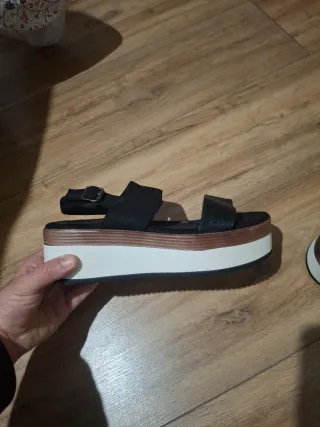 Sandalias de verano negras y doradas