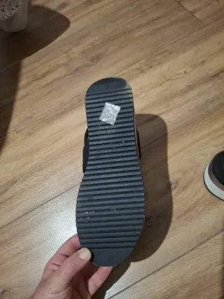 Sandalias de verano negras y doradas