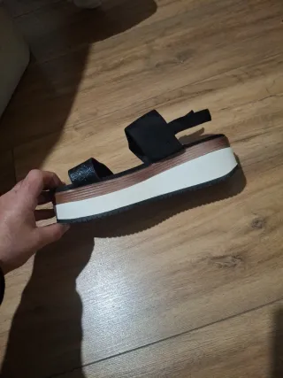 Sandalias de verano negras y doradas