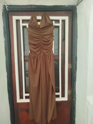 Vestido largo marrón espalda descubierta