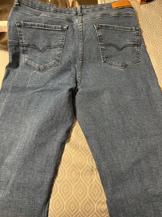 Pantalón vaquero azul el bajo un poco ancho