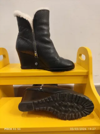 Botines Michael Kors negras con cuña