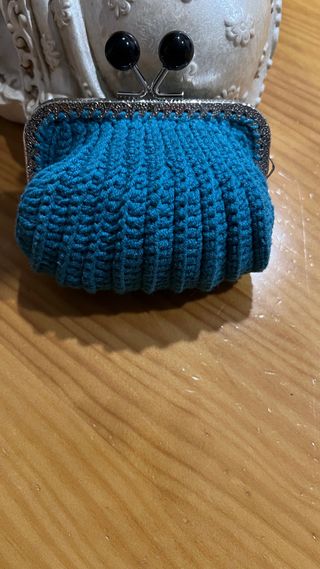 Monedero tejido a mano crochet color verde azulado