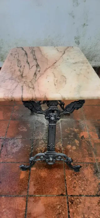 Mesa de mármol con base de hierro forjado