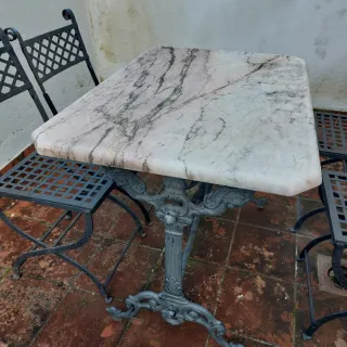Mesa de mármol con base de hierro forjado