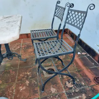 Mesa de mármol con base de hierro forjado