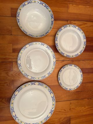 Vajilla de porcelana azul y blanca