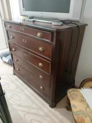 Aparador de caoba con 5 cajones.