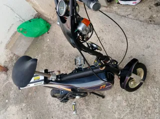 Moto Scooter Eléctrica Negra y Dorada