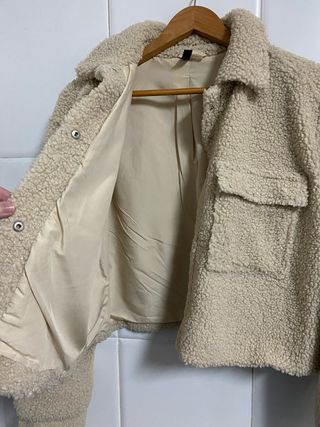 Chaqueta peluche beige crop