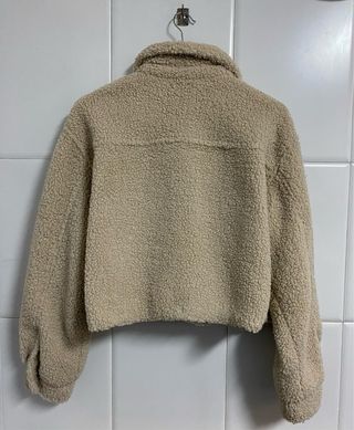 Chaqueta peluche beige crop