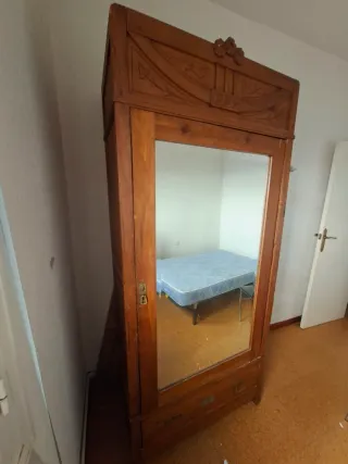 Armario antiguo de madera con espejo