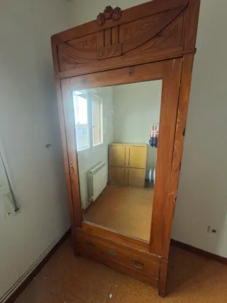 Armario antiguo de madera con espejo