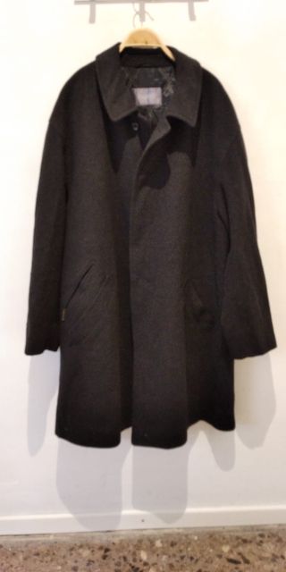 Elegante abrigo Bugatti negro