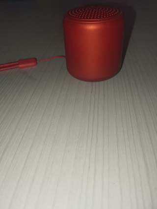 Altavoz redondo rojo con correa