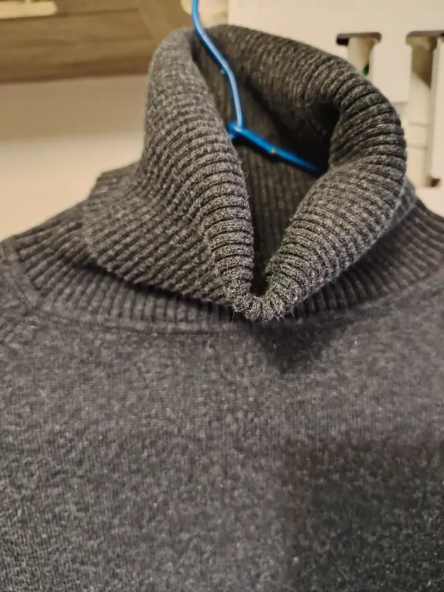 Jersey gris oscuro cuello alto