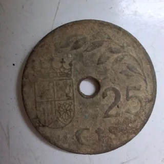 Moneda 25 Cts con agujero y escudo
