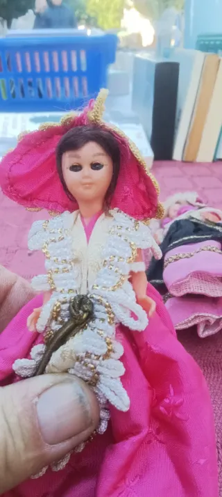 Muñeca antigua vestida