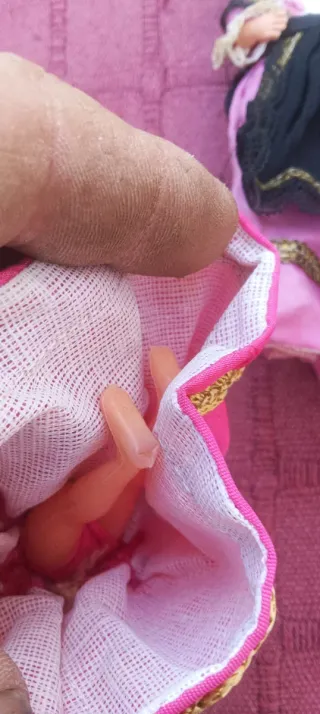 Muñeca antigua vestida