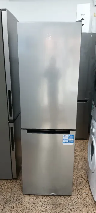 Nevera combi Indesit plateada