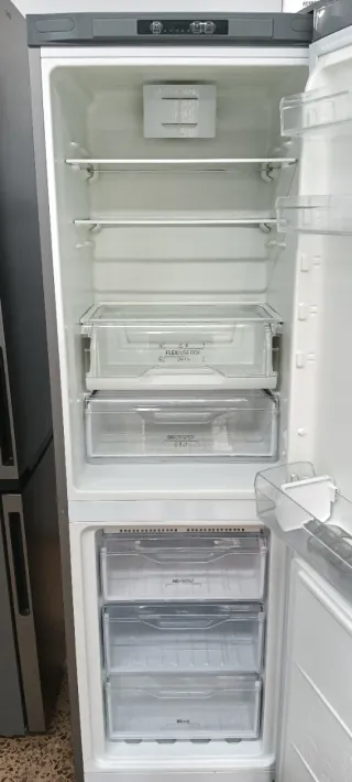 Nevera combi Indesit plateada