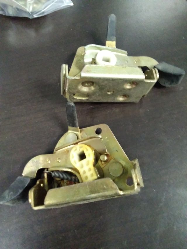 Citroen 2CV Cerradura Trasera Izq/Der Nuevas