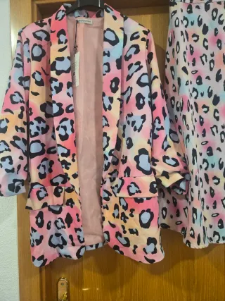 Conjunto blazer y falda estampado leopardo