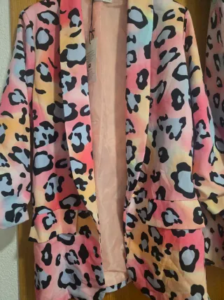 Conjunto blazer y falda estampado leopardo