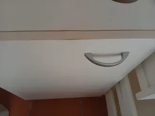 Mueble de lavabo blanco con cajones