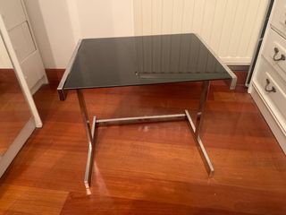 Mesita auxiliar cristal y metal