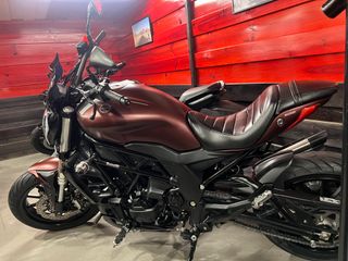 Benelli 502C 2019 + 2 Cascos